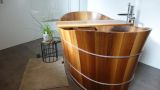 Eine freistehende Holzbadewanne - ovale Form - geölt